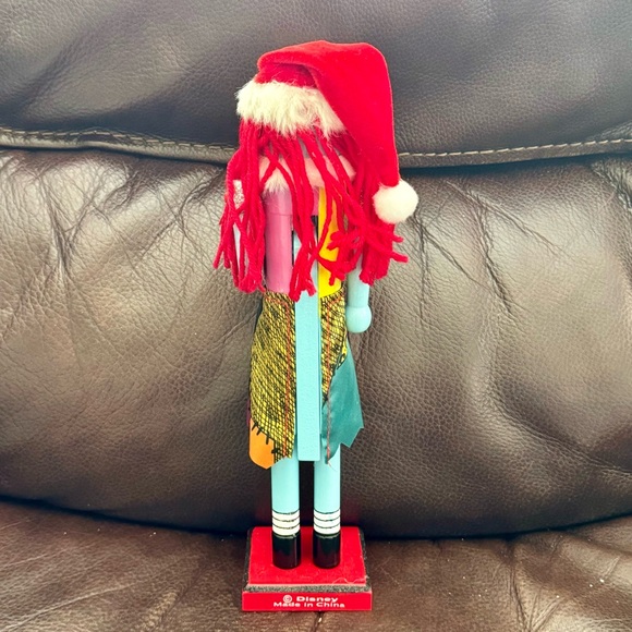 Sally in Santa Hat with Gift Wooden Nutcracker - A Nightmare Before Christmas - Picture 7 of 13